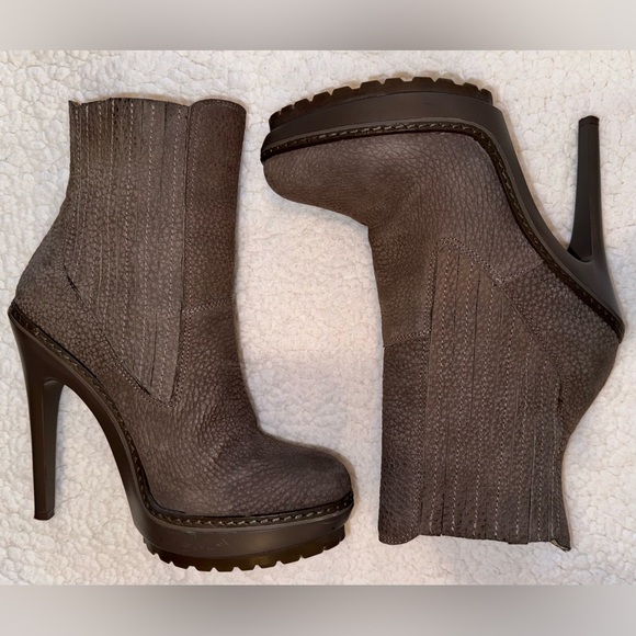 NWT - BCBG MaxAzria All Leather Platform Stiletto Pull-on Boot Taupe size 8M - Picture 3 of 6